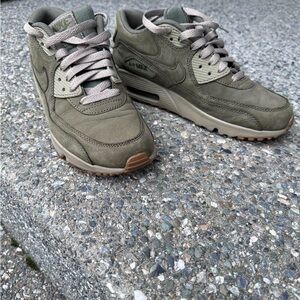 Nike Men's Khaki Green Sneakers